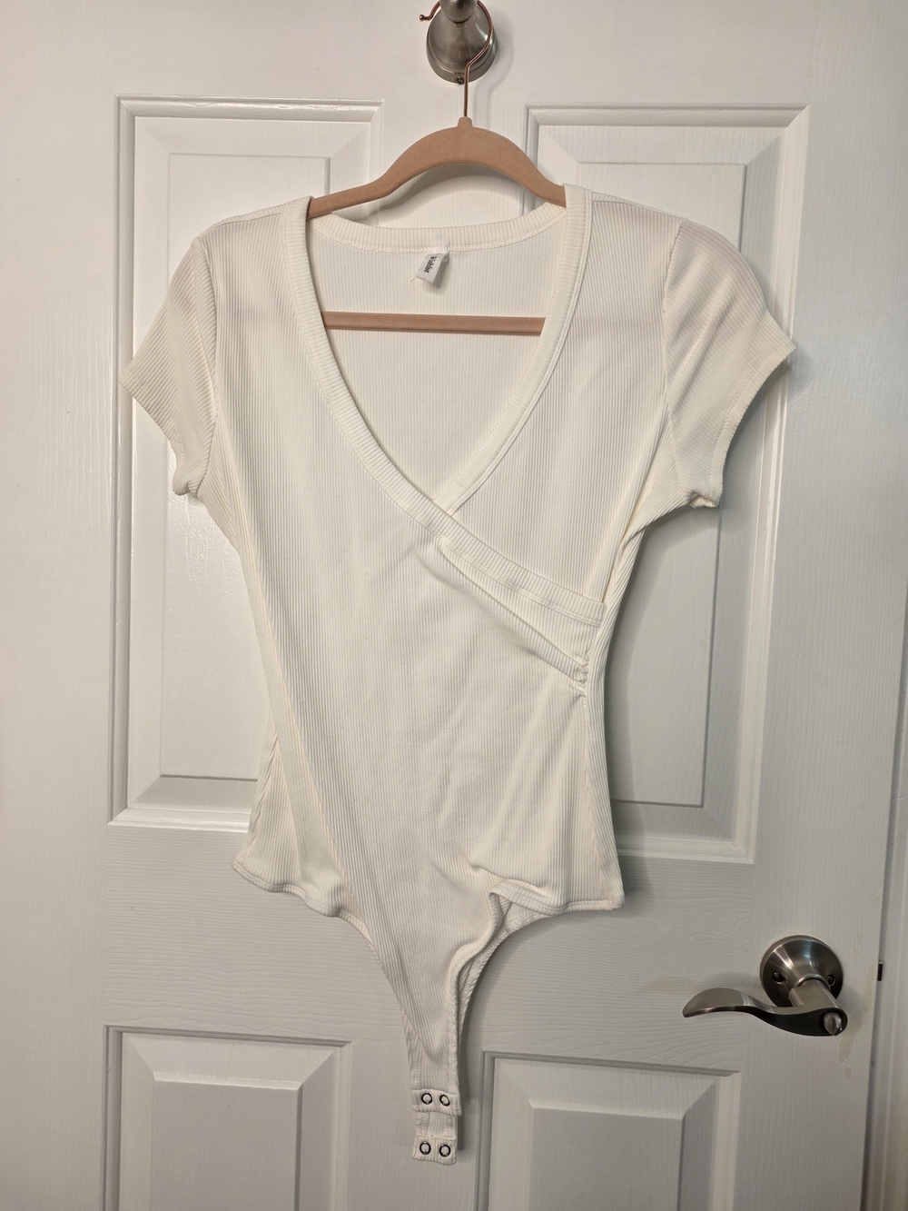 Wishlist, size L — white ribbed wrap-style bodysuit with cap sleeves and snap